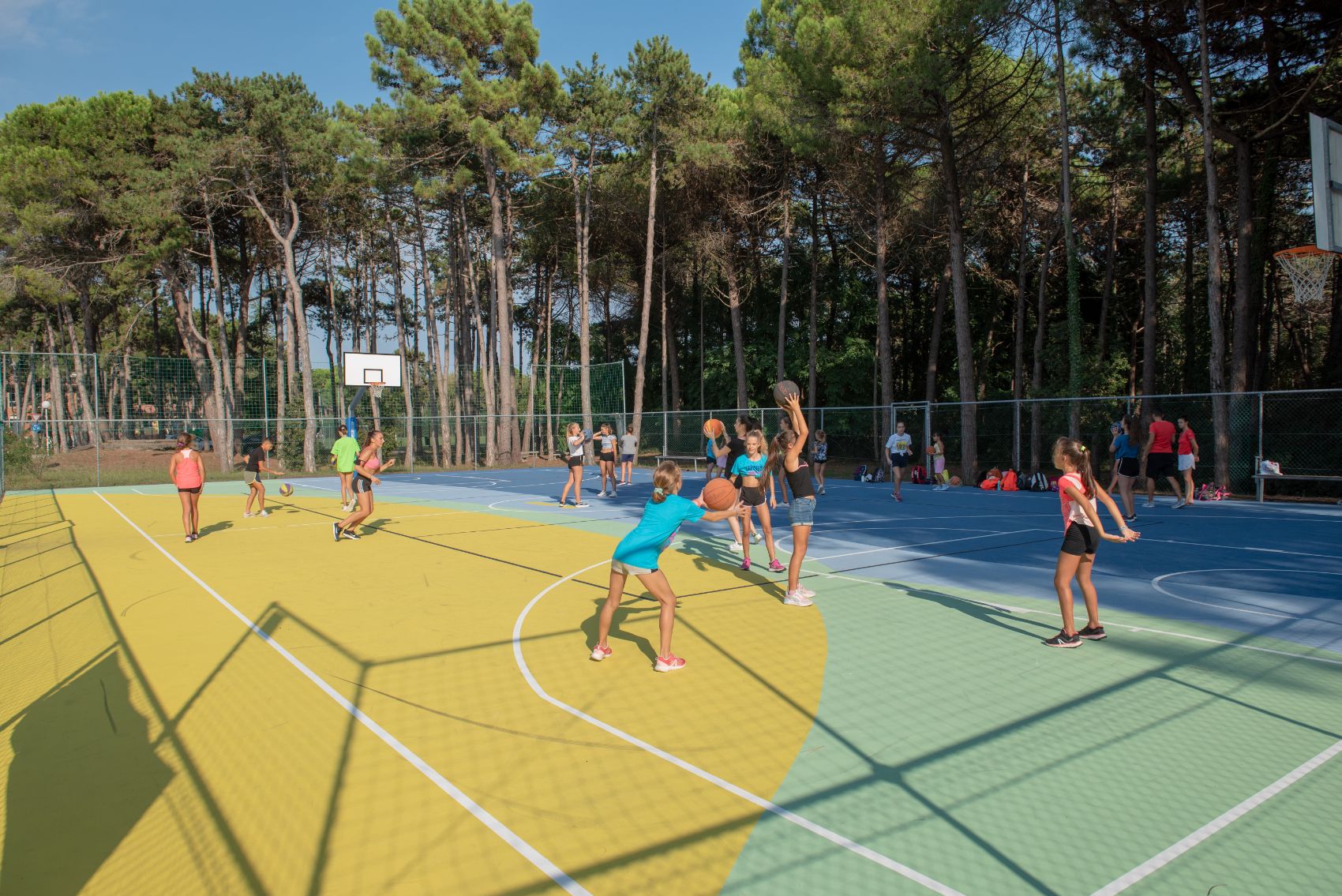 Basketball- und Volleyballfelder mit Kunstharzbelag