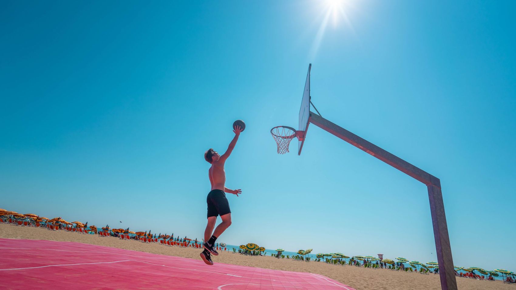 Beachbasketball-Feld am Strand