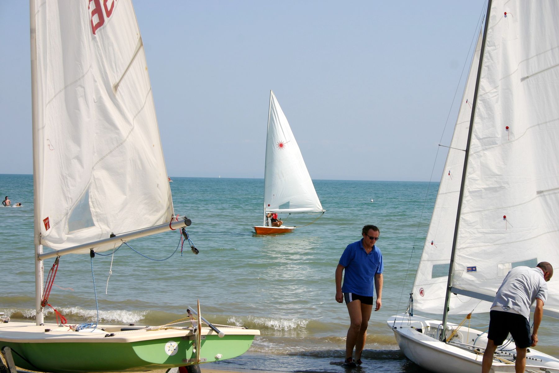 Segeljollen am Strand, eine Jolle auf dem Wasser