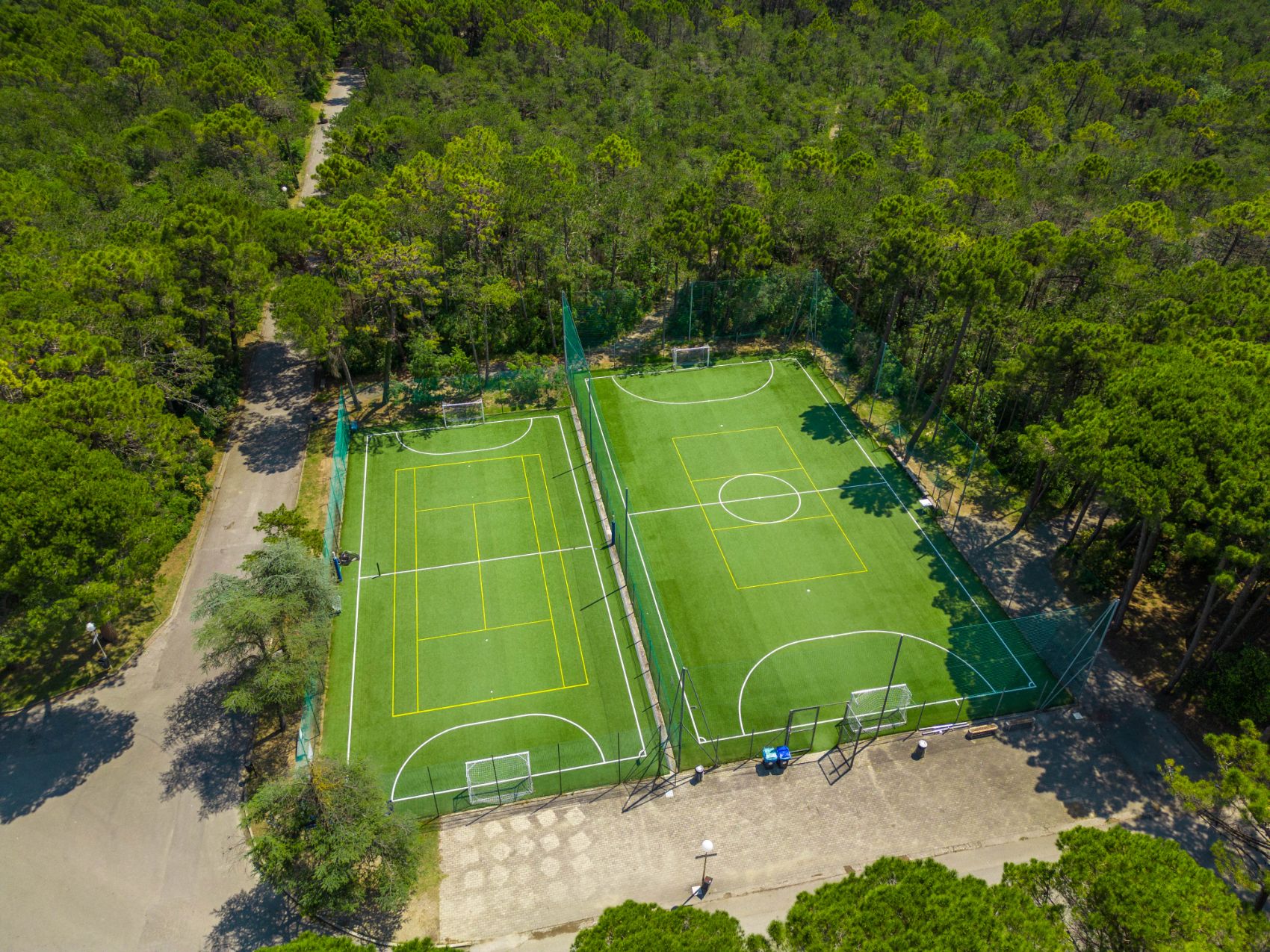 Kunstrasenplätze und Tennisplatz aus der Luft