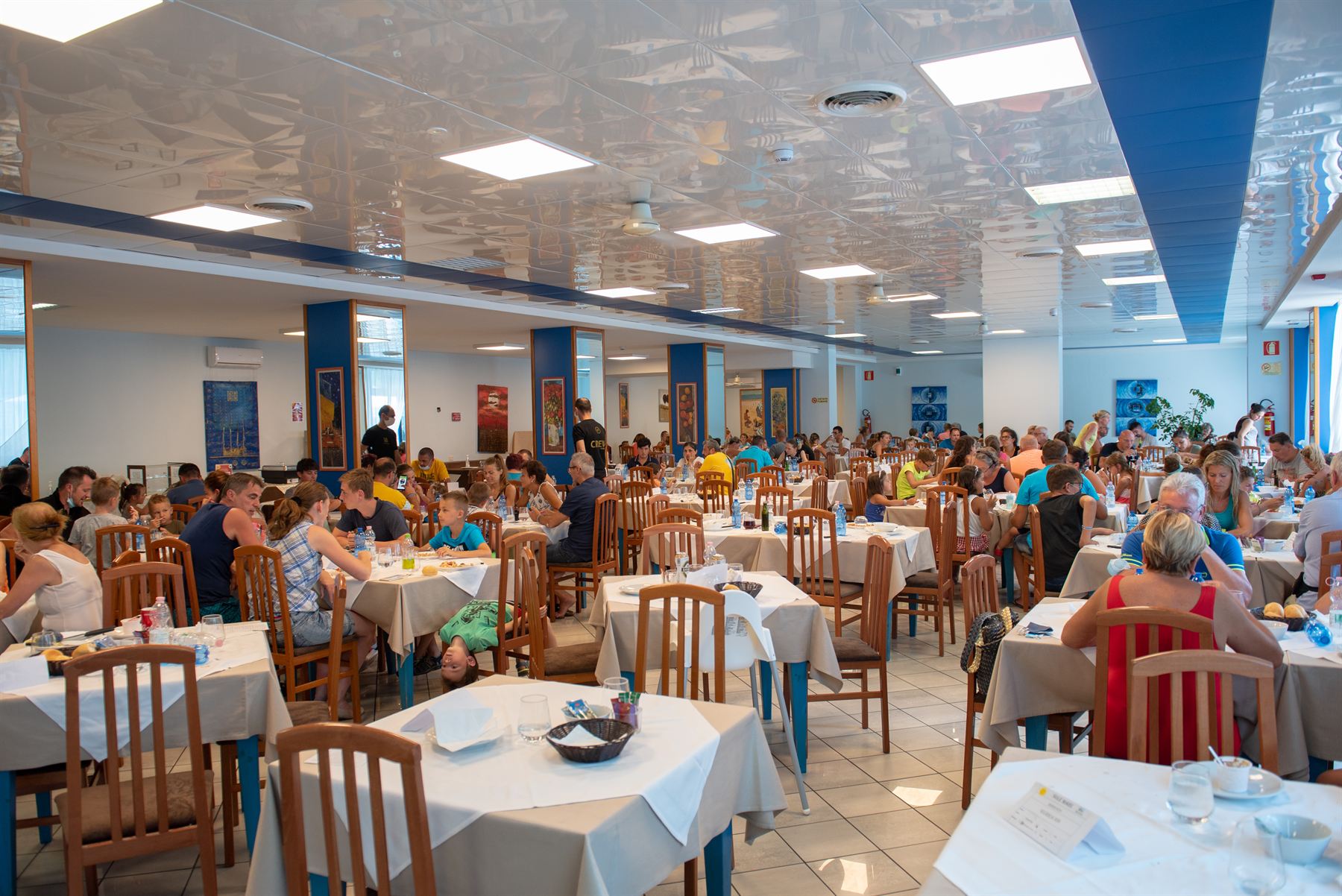 Der Speisesaal mit gedeckten Tischen und Gästen beim Essen