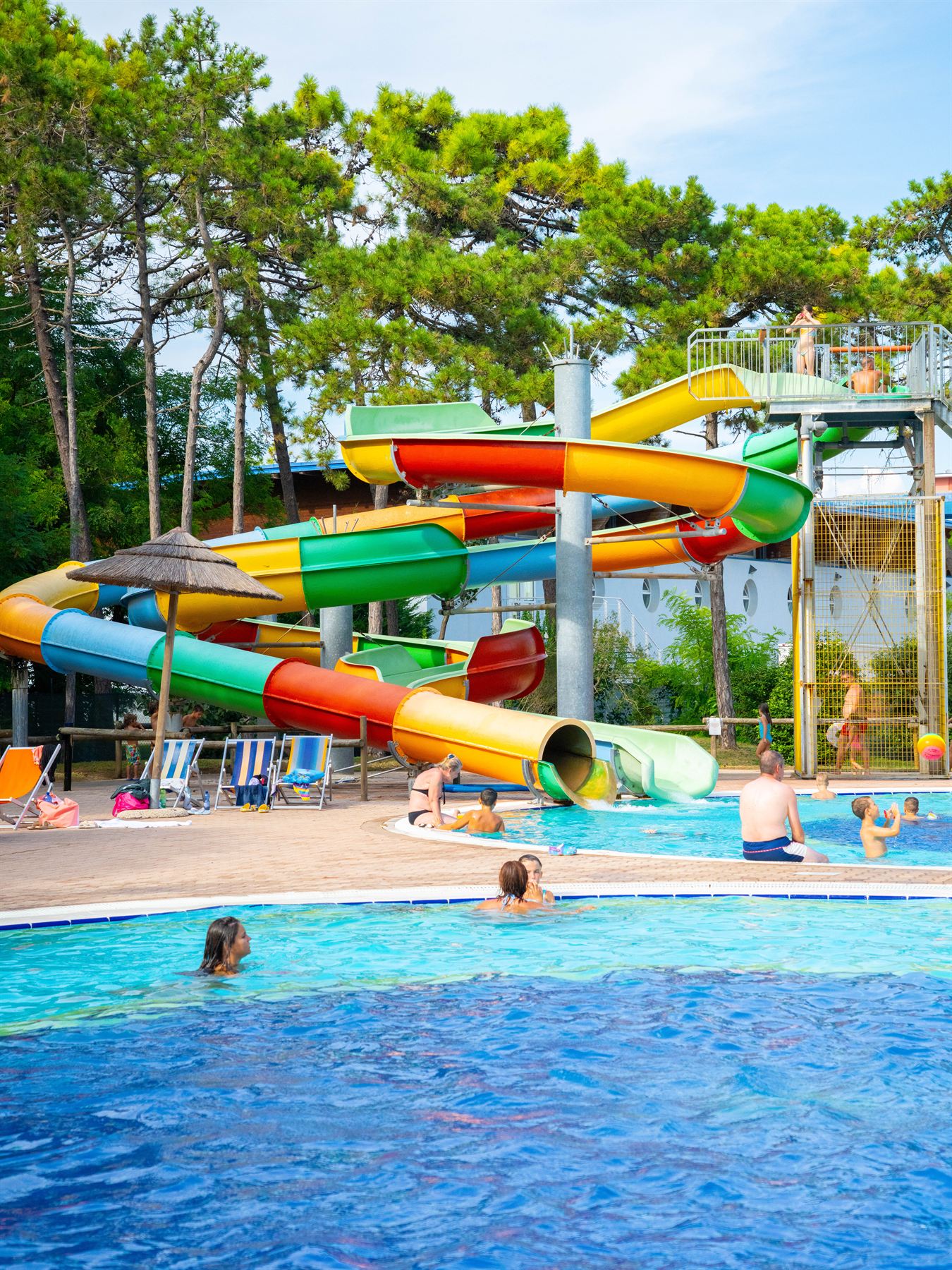Rutsche im Wasserpark auf dem Gelände
