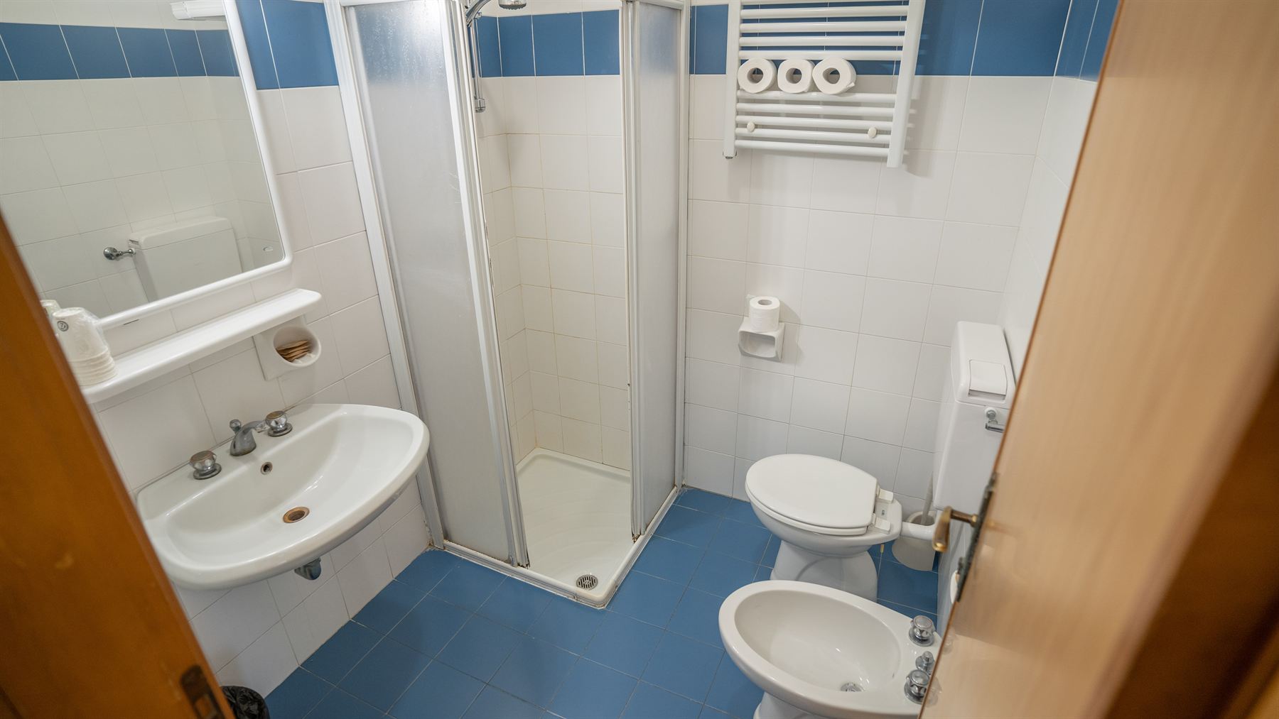 Badezimmer mit Dusche, Waschbecken und WC