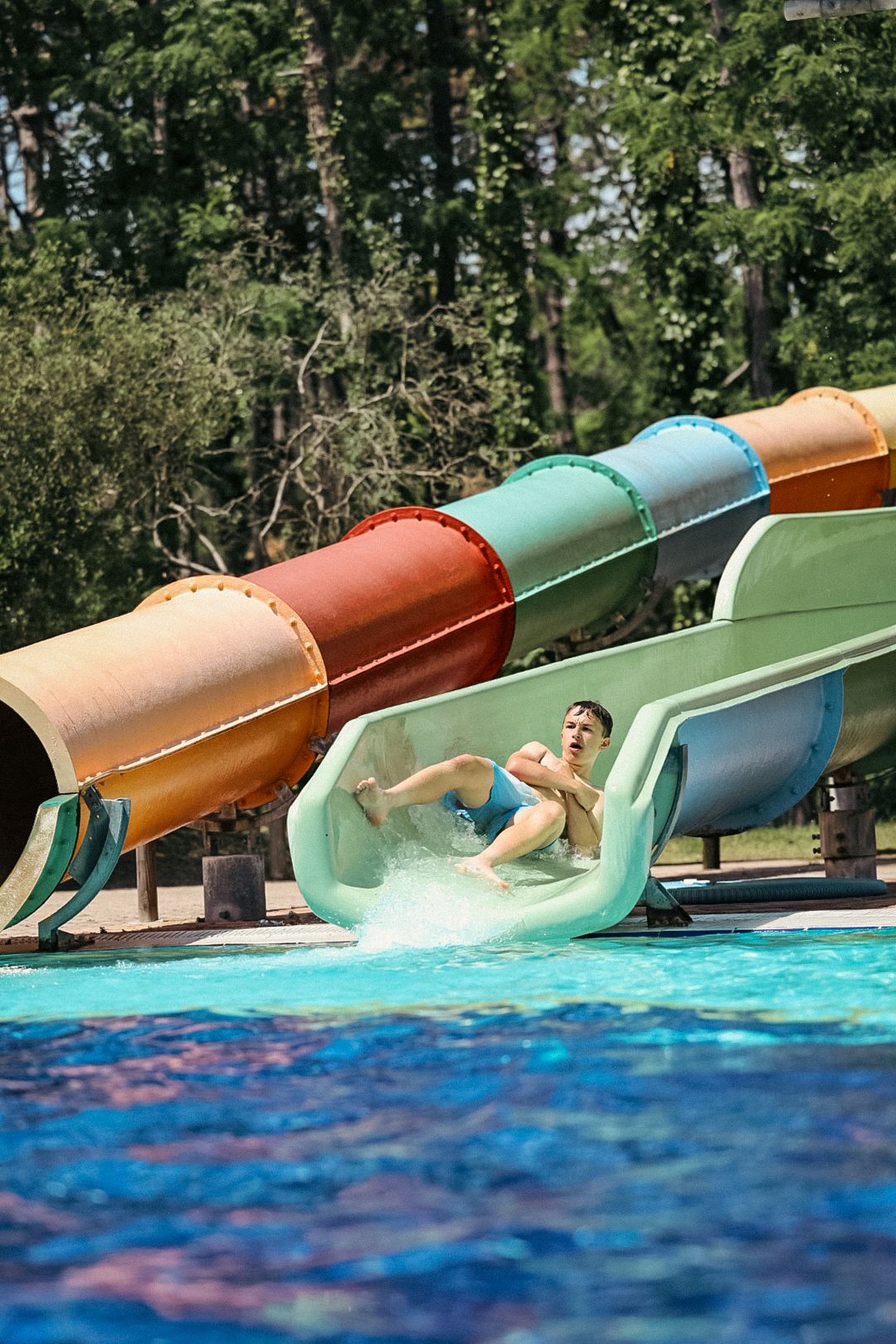 Wasserpark auf dem Gelände mit Rutschen und Becken