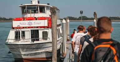 Boot vor der Muschelinsel bei Lignano