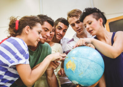 Schulreisen-Zentrum Europas | teenagers searching place on a globe Zentrum Europas