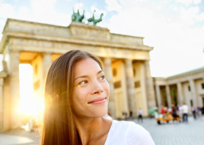 Schulreisen-Lost Places in Berlin | Berlin people – woman at Brandenburg Gate Lost Places in Berlin