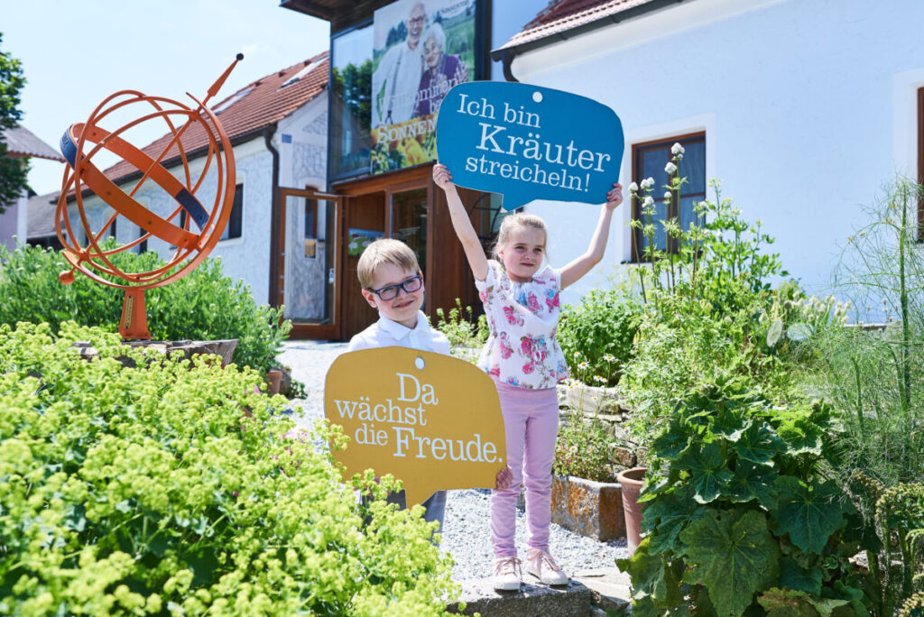 Mutter Kinder Kräuterstreichelgarten 12 ©SONNENTOR Schrägstrich @nudlholz.at ©SONNENTOR/@nuldholz.at